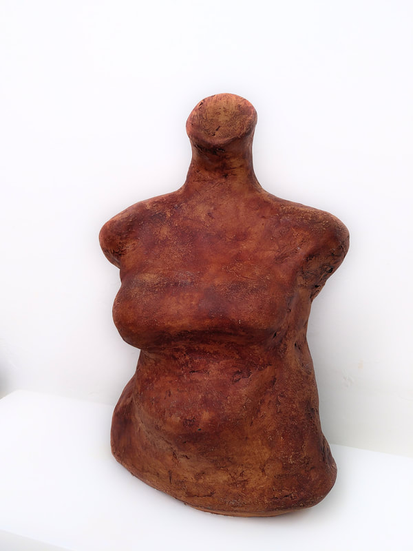vrouwelijke kunsttorso met asymmetrische borsten gemaakt door kunstenaar machiel zwart